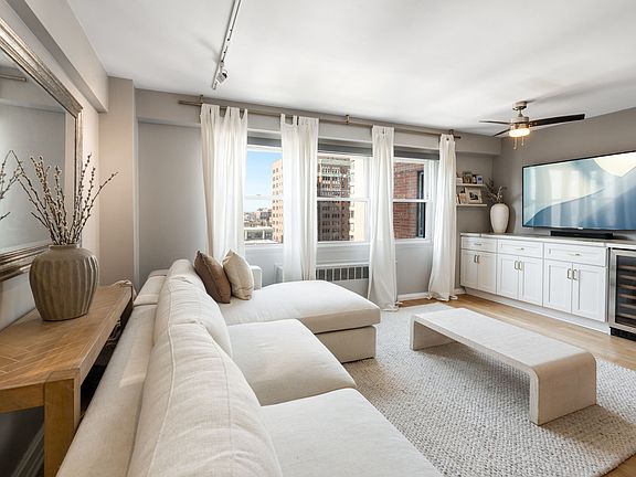 3rd image of 2909 N Sheridan Rd APT 1104