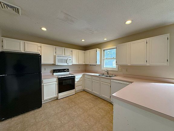 4th image of 1074 Millcreek Dr