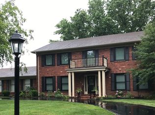 117 Carriage Square Dr, Saint Louis, MO 63141