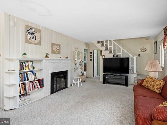 5th image of 130 E Old Whaling Ln