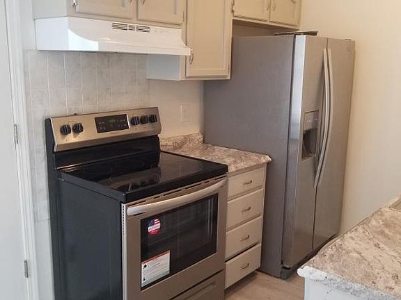 3rd image of 9048 W 83rd Ter