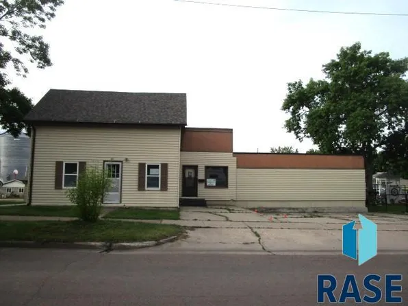 207 E 4th St, Dell Rapids, SD 57022