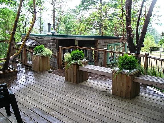 Wonderful deck connects the cabins