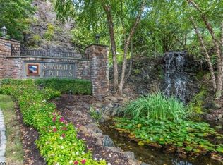 85 Lakeview Ct, Pompton Lakes, NJ 07442