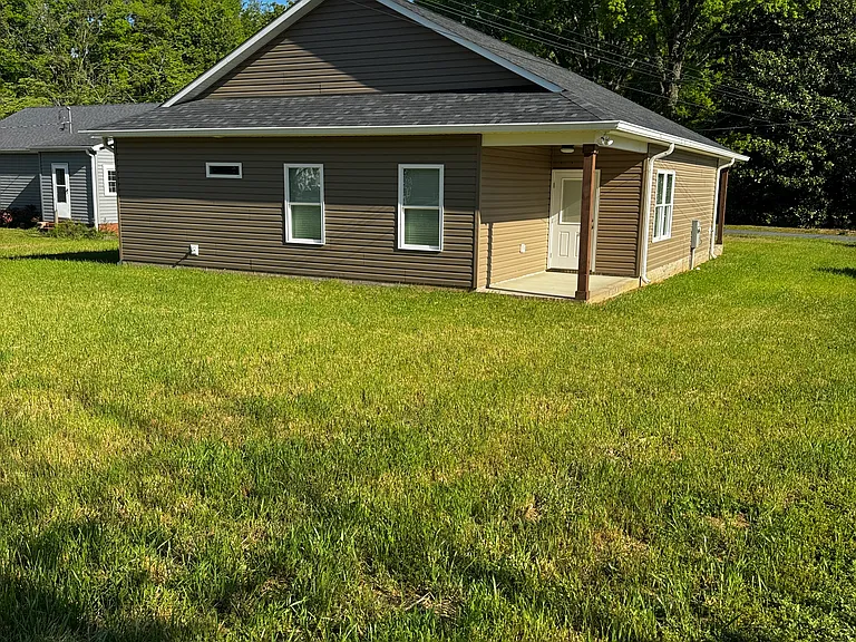 421 Reeves Ave — Photo 3