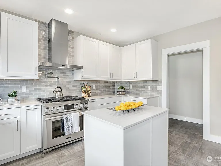 4541 5th Ave NE — Photo 9