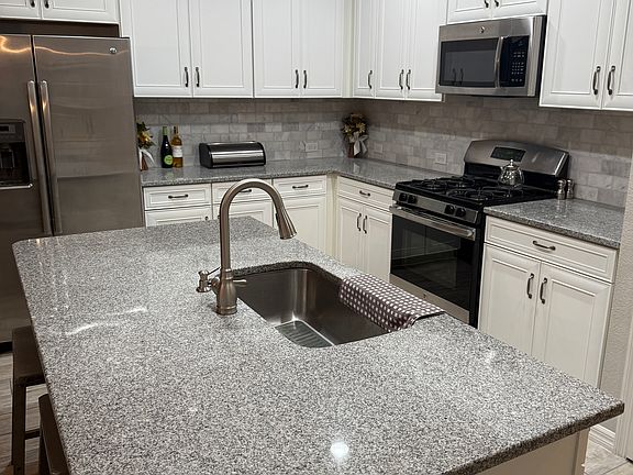 Full Kitchen - Dishwasher, Refrigerator, Island, Pantry