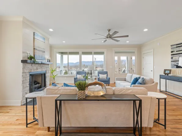 8211 Snow Hill Rd, Ooltewah, TN 37363