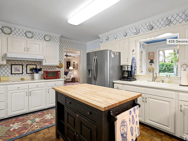 426 Devonshire Ln — Photo 4