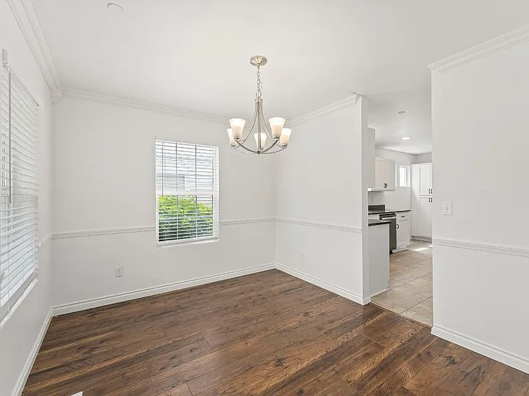 2429 Tolmie Ave — Photo 7