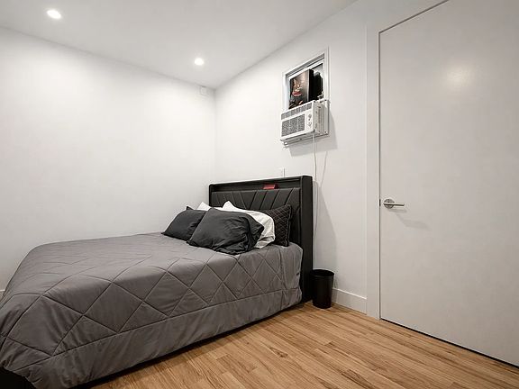 4th image of 228 W 18th St APT 31