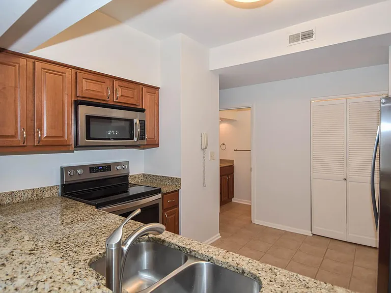 4444 Lindell Blvd #7 — Photo 16
