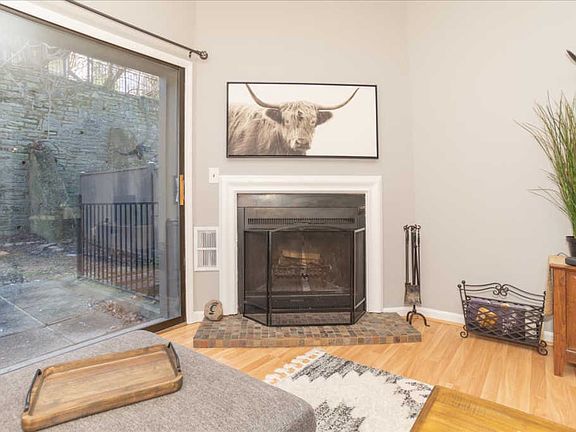 4th image of 997 Paradrome St APT A