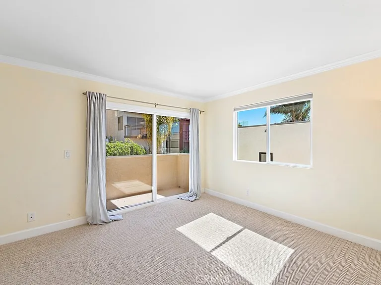 882 Acapulco St — Photo 29