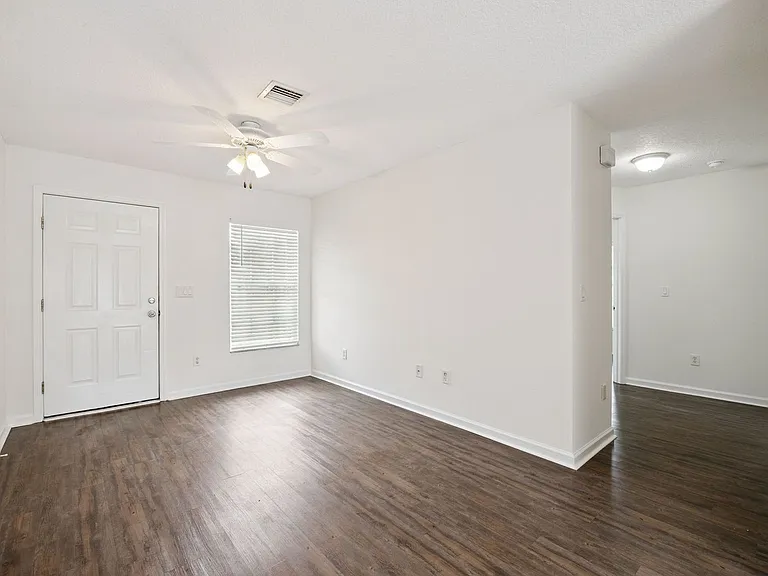 1105 N Rockingham Ave — Photo 2