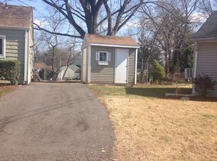 8 Regent Ct, Edison, NJ 08817