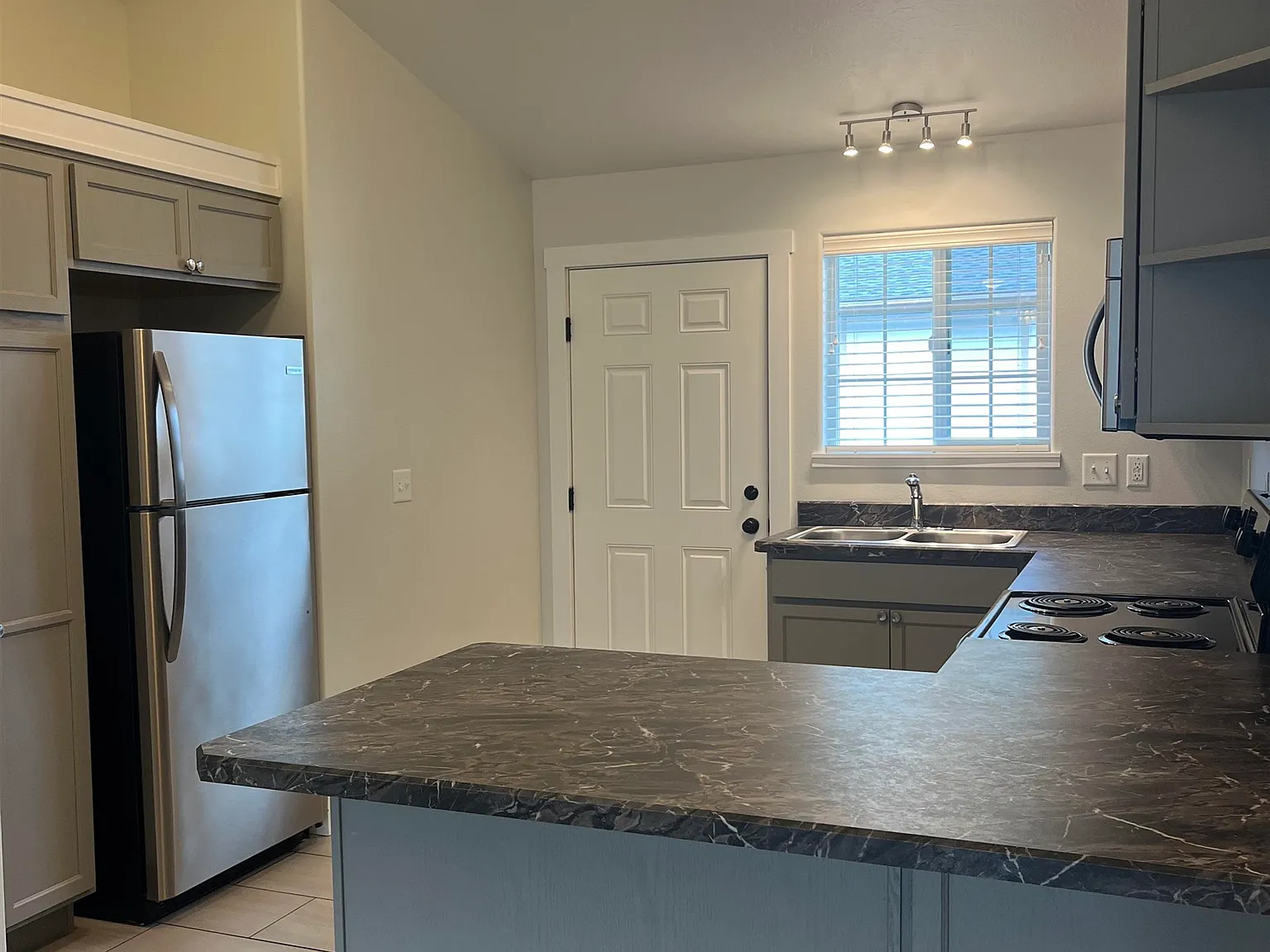 2 bed, 1.0 bath, 5874 sqft, $1,400 — Photo 4