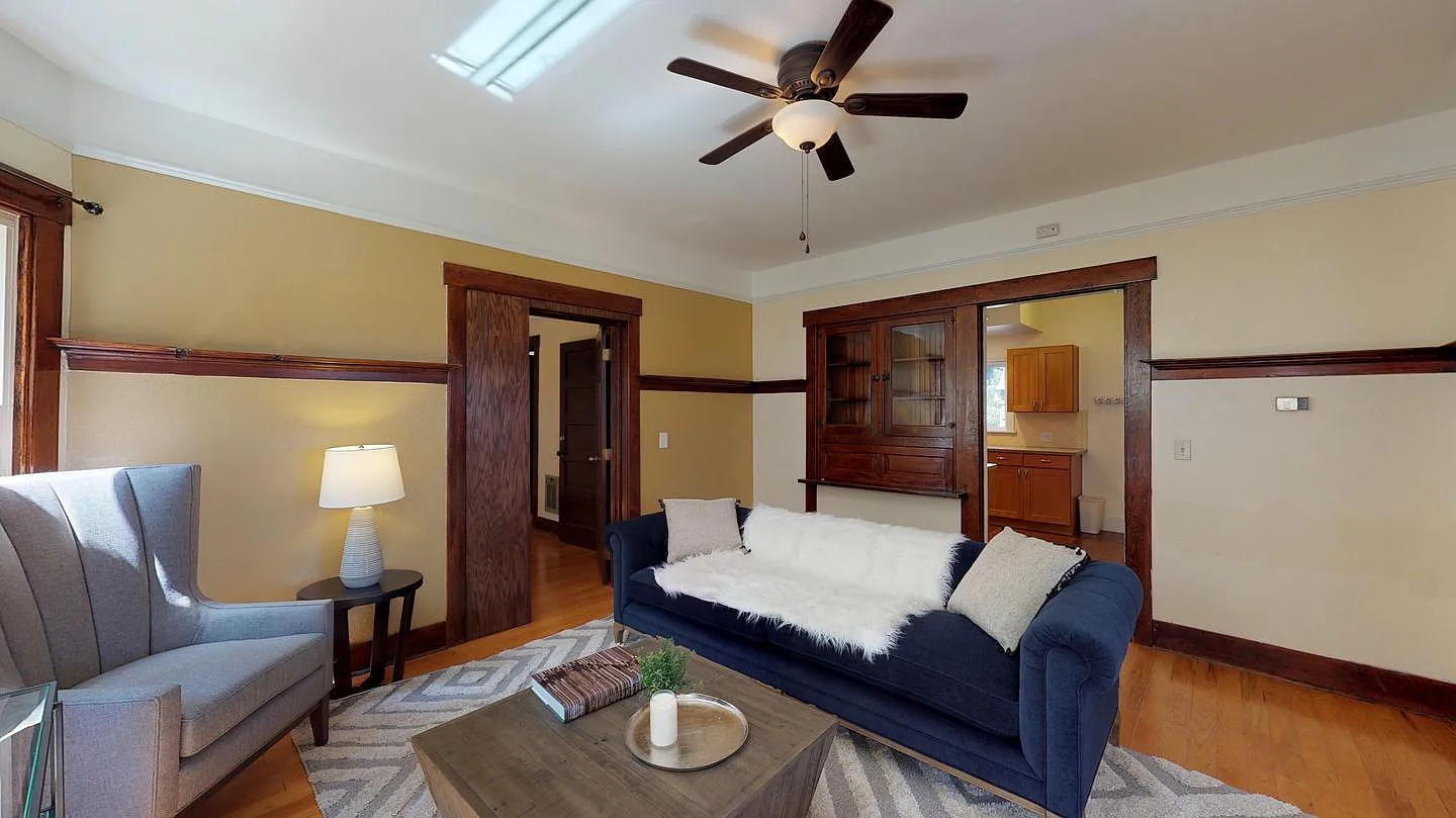 Private Bedroom in Spacious North Beacon Hill Home With Lovely Backyard — Photo 4