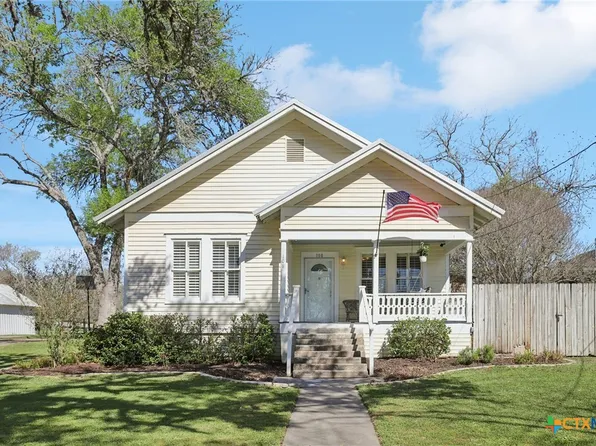 108 Kroschel St, Hallettsville, TX 77964