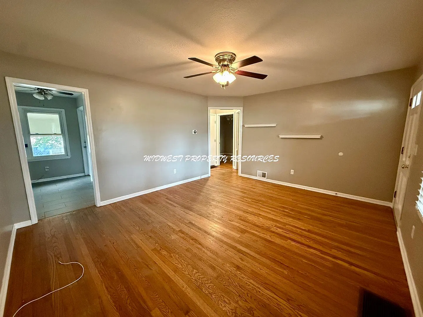 Charming Bungalow in Downtown Lee's Summit! — Photo 4