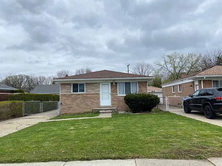 32200 Linderman Ave — Photo 1