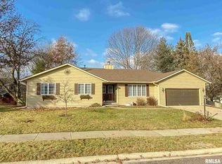 6709 N Camelot Rd, Peoria, IL 61615