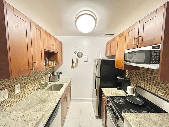 4th image of 50 W 34th St APT 21A10