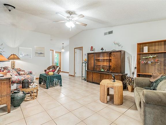4th image of 205 Lake Charles Ct
