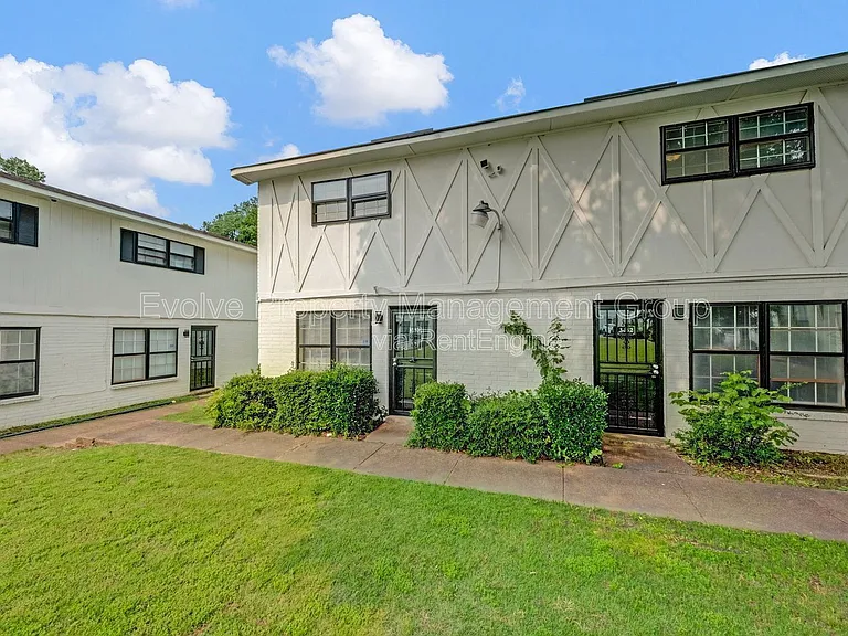 696 Hobbs Dr — Photo 1