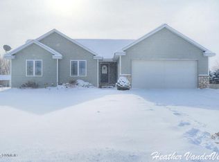 3096 Maplepond Dr, Hudsonville, MI 49426