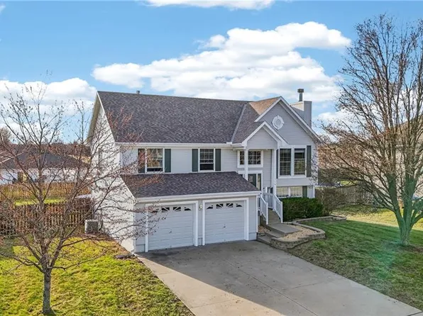 714 S Sunset Ln, Raymore, MO 64083