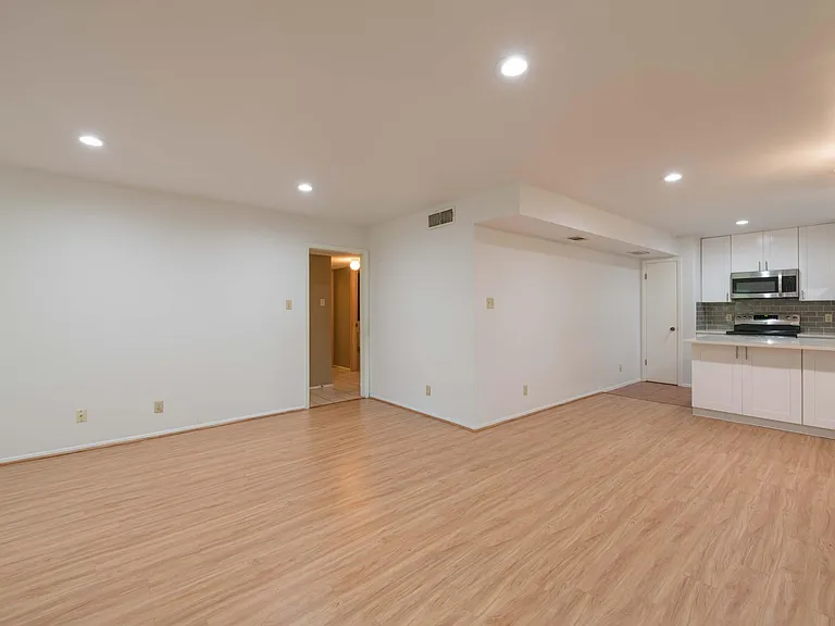 701 The High Rd #A — Photo 3
