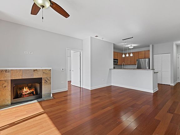 4th image of 1600 S Prairie Ave #1506