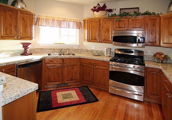 Upgraded kitchen with stainless steel appls, granite tile counter tops & more