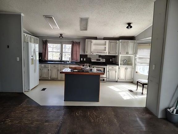 3rd image of 951 Walker Rd