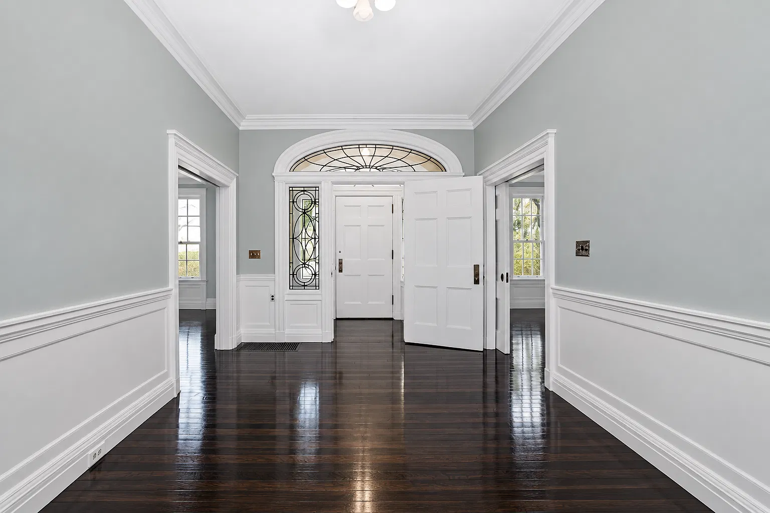 5 bed, 3.5 bath, 4248 sqft, $7,500 — Photo 2