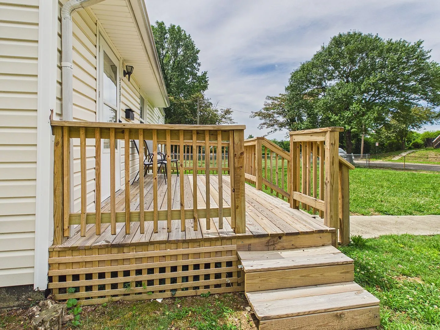 3 bed, 1.0 bath, 864 sqft, $1,695 — Photo 2
