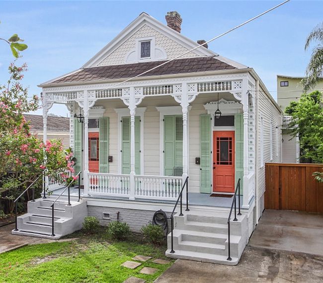 Overview of the front facade of the property