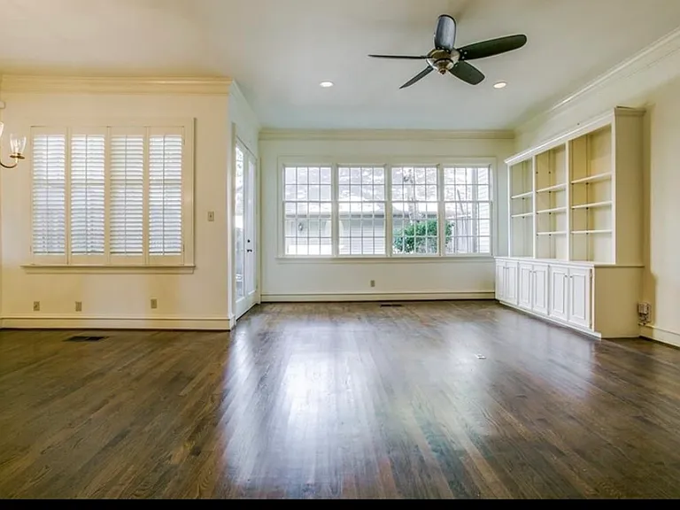 4110 Lovers Ln — Photo 16
