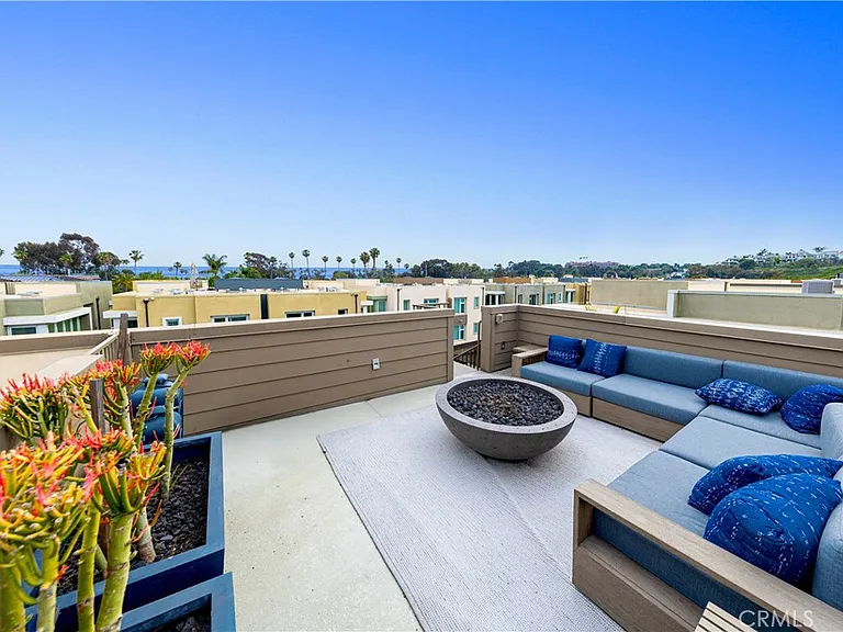 983 Doheny Way — Photo 1