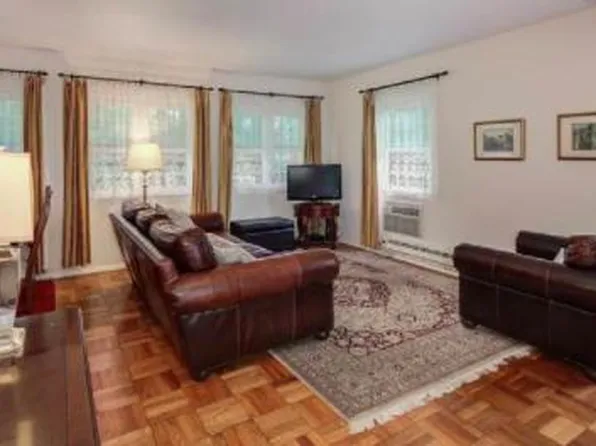 1915 N Quaker Ln, Alexandria, VA 22302