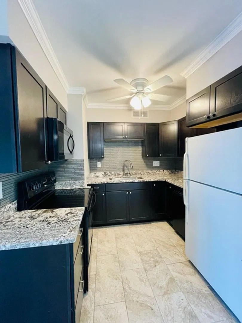 Beautiful 2-Bedroom Condo in Myers Park - All utilities included! — Photo 2