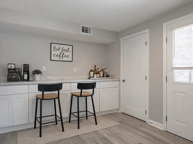 White Shaker Cabinets in Newly Renovated Platinum Townhomes