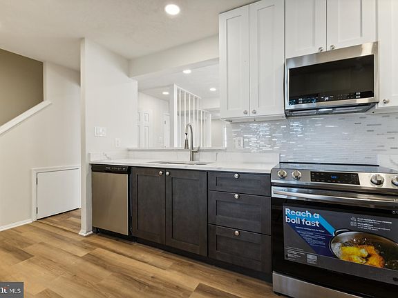5th image of 375 Surrey Club Ln