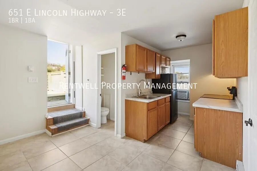 3rd Floor 1-Bedroom Apartment with private deck and Off Street Parking — Photo 4