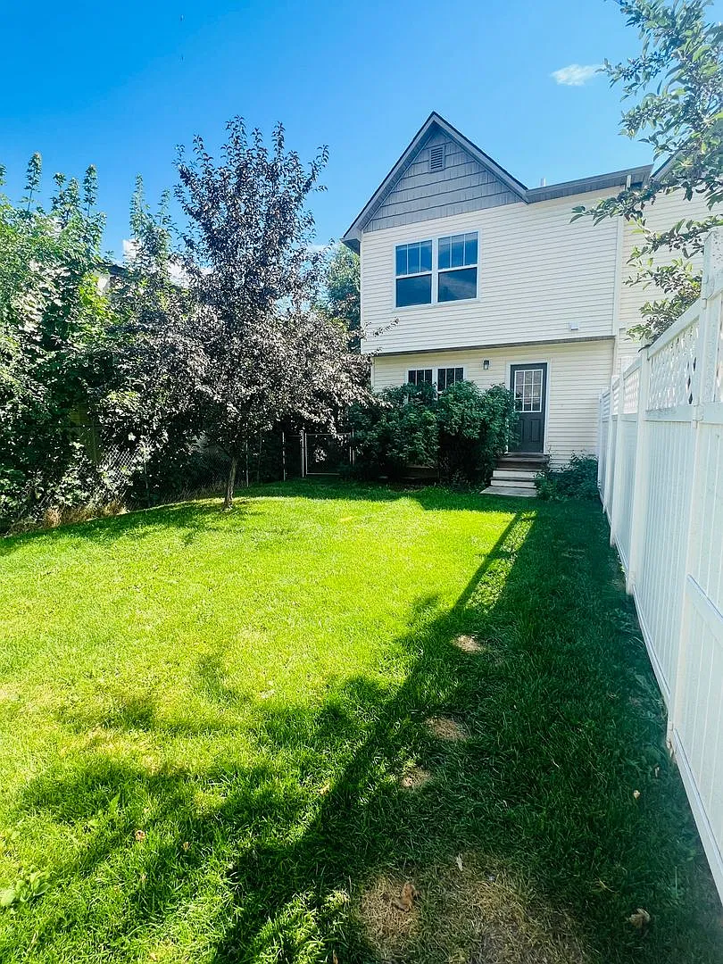 Great Northside Townhouse! 3 Bed - 1.5 Bath - Fenced Yard — Photo 4