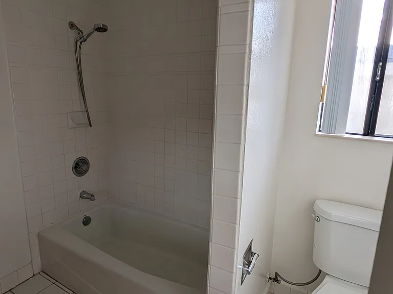 1708 E Glenoaks Blvd — Photo 7