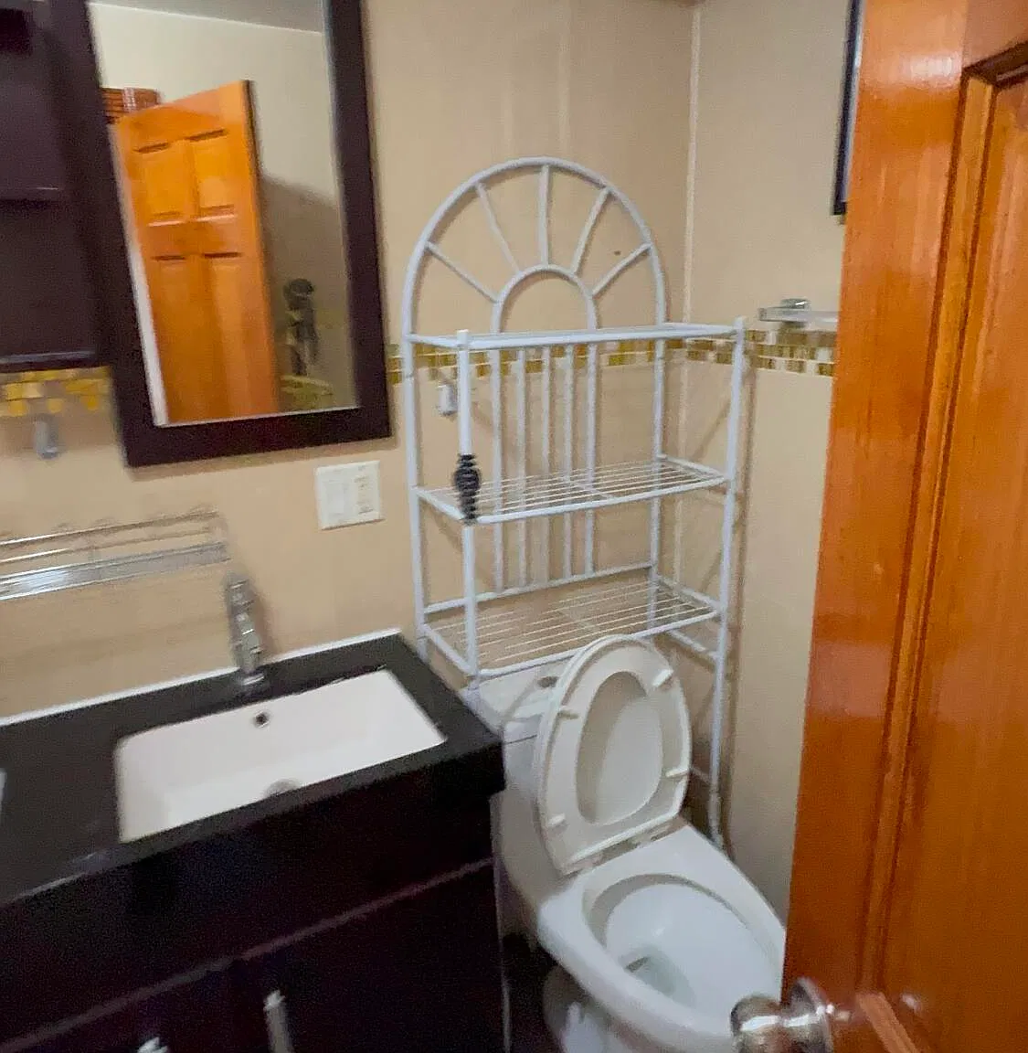 3 bed, 1.0 bath, 2050 sqft, $2,500 — Photo 3