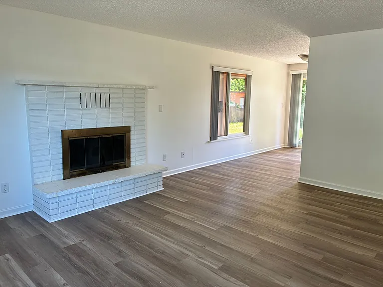 2417 Happy Valley Dr — Photo 3