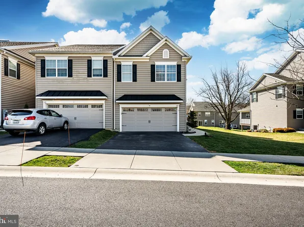 60 New Village Greene Dr, Honey Brook, PA 19344